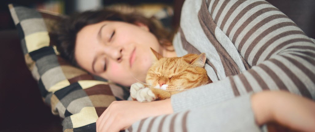 Woman sleeping wiht the cat